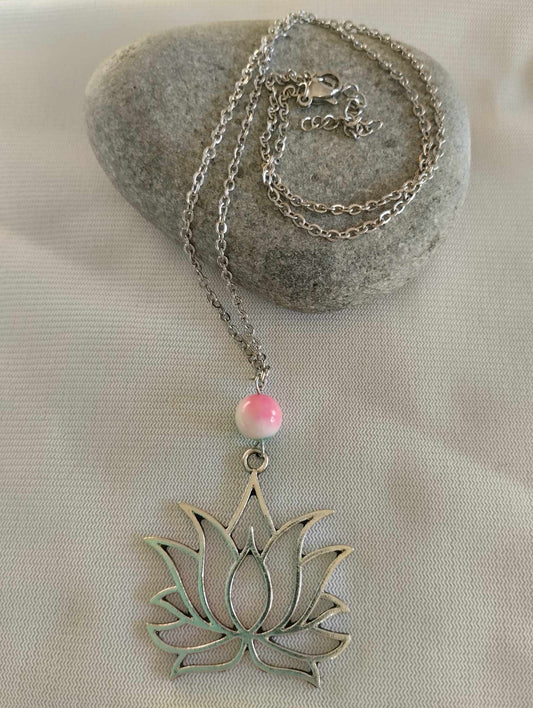 Chaîne argentée, pendentif lotus et jade vert-rose